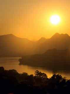 日落朦胧的山湄公河河视图山phou銮prabang老挝