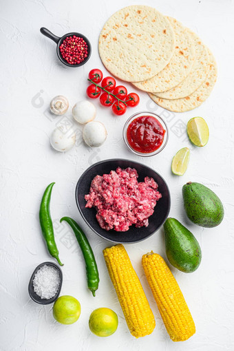 墨西哥煎玉米卷成分自制的真实的墨西哥牛肉餐白色混凝土背景前视图