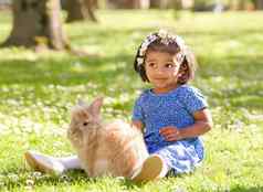 小女孩坐着兔子绿色草春天公园