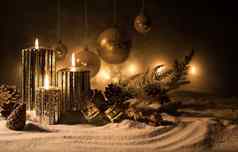 有创意的艺术作品装饰圣诞节装饰燃烧蜡烛黑暗背景圣诞节饰品黑暗金背景灯