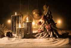 有创意的艺术作品装饰圣诞节装饰燃烧蜡烛黑暗背景圣诞节饰品黑暗金背景灯