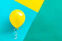快乐生日概念气球色彩斑斓的背景自顶向下复制空间