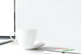 咖啡杯电脑桌面白色办公室桌子上表格