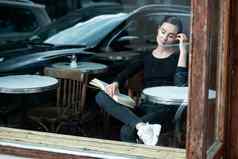女人咖啡商店阅读喝咖啡馆阅读书