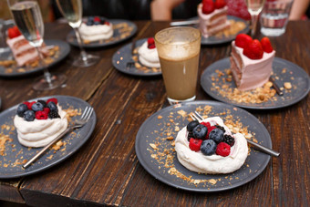 甜蜜的蛋糕夏天浆果木表格聚会，派对甜蜜的表格夏天提供甜点餐厅