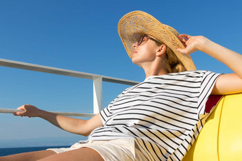 美丽的浪漫的金发女郎女人采取自拍肖像照片夏天假期旅行克鲁斯船渡船船