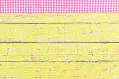 黄色的木表格前背景纹理乡村粉红色的桌布