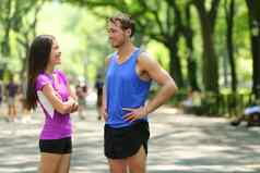 快乐跑步者夫妇会说话的运行纽约公园