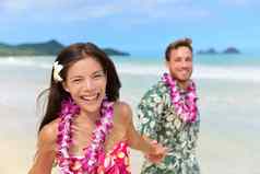 快乐夏威夷海滩假期夫妇夏威夷花环