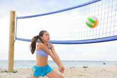 海滩排球女人玩游戏打球