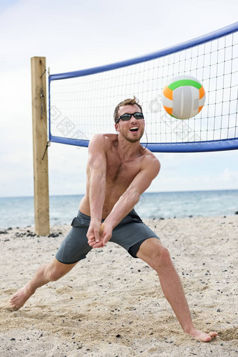 男人。玩海滩排球游戏打球