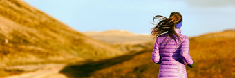 运行女人秋天树叶背景运动员跑步者小道运行在户外全景横幅活跃的人慢跑夹克