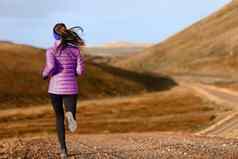 女人小道跑步者运行山景观女跑步者温暖的衣服秋天慢跑交叉国家在户外树叶自然背景