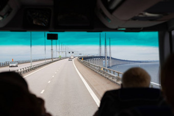 视图oresund桥旅游公共汽车丹麦