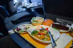 乘客吃食物董事会飞机