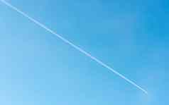 飞机飞机飞行航迹云蓝色的天空