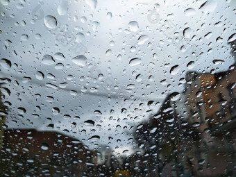城市街雨滴车挡风玻璃坏秋天天气多雨的一天挡风玻璃窗口车雨滴玻璃挡风玻璃