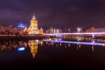 酒店乌克兰雷迪森反映了莫斯科河晚上灯照明路堤