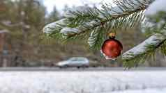 红色的圣诞节球雪覆盖冷杉分支高速公路