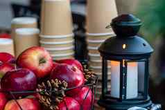 发光的蜡烛灯笼篮子苹果表格圣诞节市场