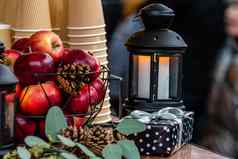 发光的蜡烛灯笼篮子苹果表格圣诞节市场