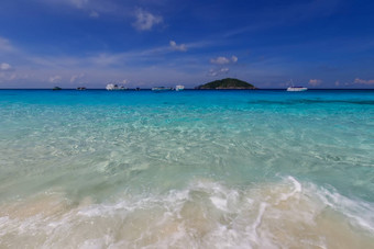 海滩Similan岛屿阳光明媚的一天