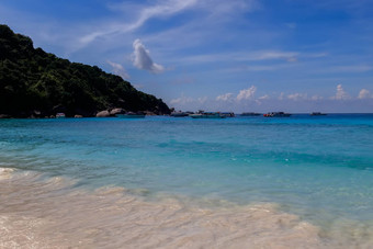 海滩Similan岛屿阳光明媚的一天