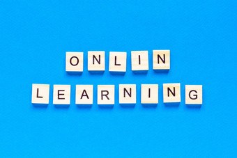 在线学习概念写木信蓝色的背景前视图平布局形式学习在线学校