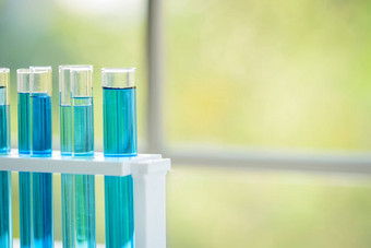 集实验室玻璃器皿色彩斑斓的测试实验室房间
