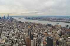 纽约城市摩天大楼屋顶城市视图天空多云的