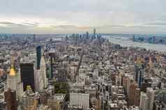 纽约城市摩天大楼屋顶城市视图天空多云的