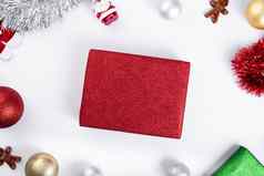 红色的闪闪发光的礼物包装圣诞节现在饰品