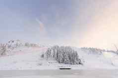 鲁卡通图里滑雪跳山冬天季节不错的天气