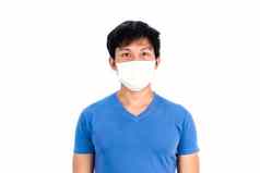亚洲年轻的男人。蓝色的t恤前医疗面具保护