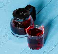 杯karkadeh红色的茶水壶木表格