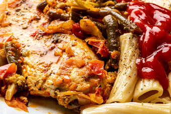 煮熟的意大利tortiglioni意大利面火鸡牛排切蔬菜番茄粘贴