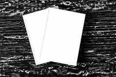 白色书黑色的木表格