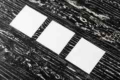 白色纸表黑色的木表格