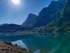 瑞士山湖风景优美的阿尔卑斯山脉车道视图徒步旅行
