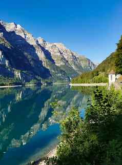瑞士山湖风景优美的阿尔卑斯山脉车道视图徒步旅行