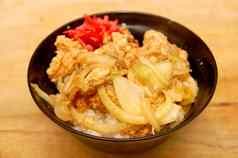 日本食物katsudon洋葱红色的姜大米碗