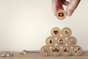 医疗保健概念健康医疗保险手安排块球叠加图标健康护理医疗表格木背景
