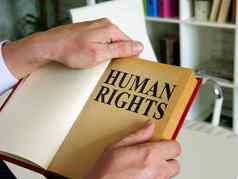 律师打开书人类权利法律