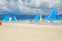 蓝色的白色海滩帆船长滩岛岛阿克兰菲尔。