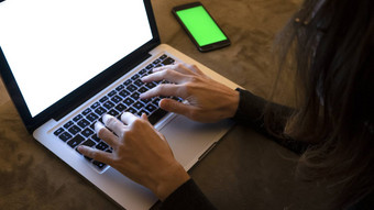 夫妇的关系约会现代次概念特写镜头女人的手打字移动PC键盘空白白色屏幕低光智能手机与绿色空白屏幕