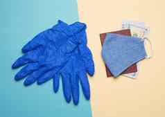 蓝色的乳胶手套蓝色的可重用的纺织面具米色回来