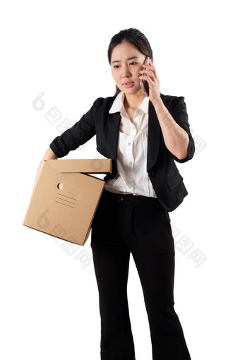 年轻的女人携带盒子会说话的电话