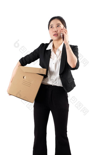 年轻的女人携带盒子会说话的电话