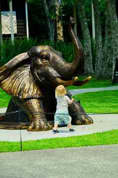 马塔卡纳新西兰12月sculptureum雕塑公园青铜雕塑代表大象攀爬人孔可爱的孩子着迷大象