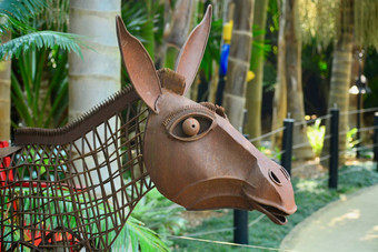 马塔卡<strong>纳新</strong>西兰12月sculptureum雕塑公园特有的现代雕塑使生锈的线金属部分代表驴